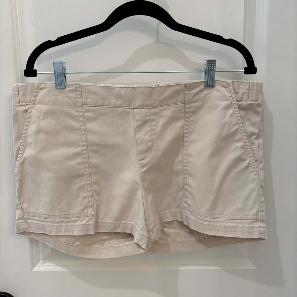 Hatch Women's Cream Shorts (Maternity)